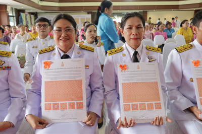 พิธีมอบแบบลายผ้าพระราชทาน &quot;ผ้าลายสิริราชพัสตราภรณ์&quot; พารามิเตอร์รูปภาพ 1